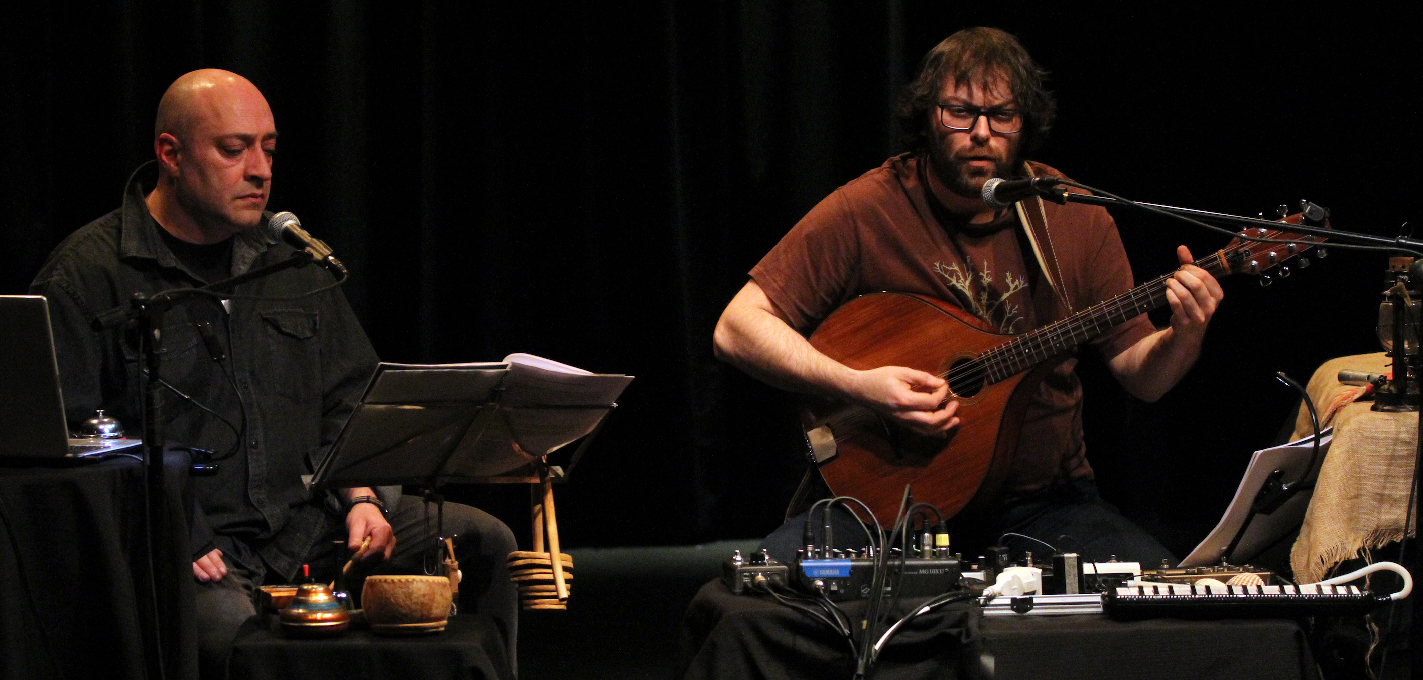 la-voz-y-el-martillo---caja-baja---vctor-m-dez--rodrigo-martnez---teatro-el-albitar---universidad-de-len-100222_51878753981_o copia
